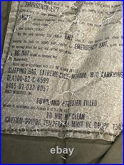 US Military Extreme Cold Weather Sleeping Bag Down/ Polyester Filled With 1983