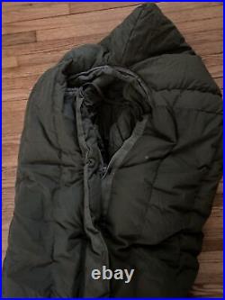 U. S Military Army Extreme Cold Weather Sleeping Bag Poly/Down 8465-01-033-8057