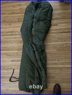 U. S Military Army Extreme Cold Weather Sleeping Bag Poly/Down 8465-01-033-8057