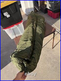 U. S Military Army Extreme Cold Weather Sleeping Bag Poly/Down 8465-01-033-8057